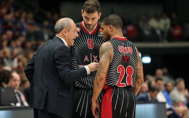 Ax Armani Exchange Milan?s head coach Ettore Messina (L) speaks with Ax Armani Exchange Milan?s Vladimir Micov (C) and his teammate Keifer Sykes during the Euroleague basketball match with Zenit St Petersburg at the Assago Forum, Milan, Italy, 03 January  2020.
ANSA / MATTEO BAZZI


