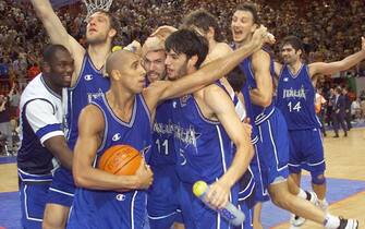 BER34 - 19990703 - PARIS, FRANCE : Italians jubilate after winning the Euro 99 Basketball championships final against Spain 03 July 1999 in Paris. Italy won 64-56. (ELECTRONIC IMAGE)
EPA PHOTO AFP/JACK GUEZ/eba/nf/w