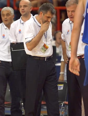 Yougoslav coach Zelijko Obradovic looks dejected after the Euro 99 Basketball championships semi final game between Italy and Yugoslavia 02 July 1999 in Paris. Italy won 71 to 62 and qualified for the final. (ELECTRONIC IMAGE) (Photo by Jacques DEMARTHON / AFP) (Photo by JACQUES DEMARTHON/AFP via Getty Images)