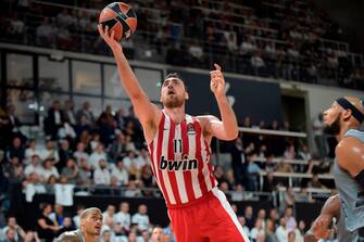 Olympiacos' Serbian center Nikola Milutinov (C) jumps to shoot during the Euroleague basketball match between LDLC ASVEL Lyon-Villeurbanne and Olympiakos Basket Balle in Villeurbanne, central-eastern France on October 4, 2019. (Photo by ROMAIN LAFABREGUE / AFP) (Photo by ROMAIN LAFABREGUE/AFP via Getty Images)