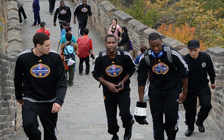 Douglas sulla Grande Muraglia con Klay Thompson e Harrison Barnes durante i Global Games NBA del 2013
