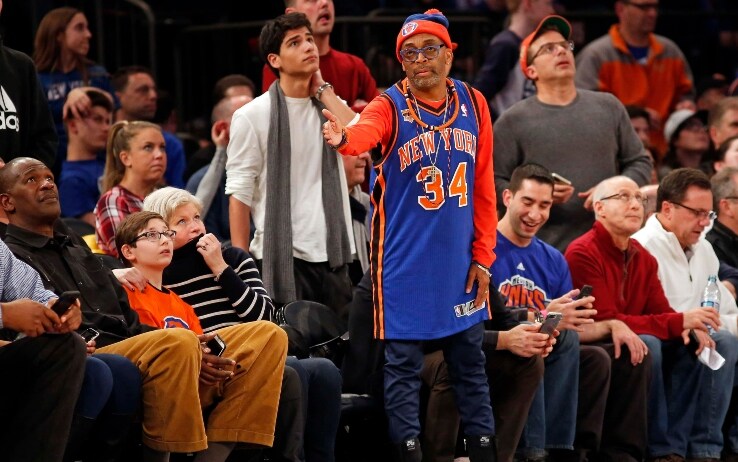 Spike Lee in prima fila al Madison, con la maglia di Charles Oakley Spike Lee in prima fila al Madison, con la maglia di Charles Oakley