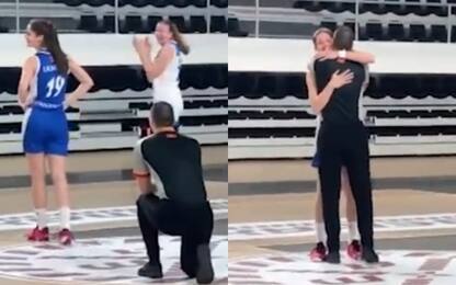 L'arbitro chiede la mano a una giocatrice. VIDEO