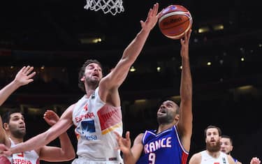 Spain's center Pau Gasol (L) defends against France's point guard Tony Parker (R) during the semi-final basketball match between Spain and France at the EuroBasket 2015 in Lille, northern France, on September 17, 2015.  AFP PHOTO / EMMANUEL DUNAND        (Photo credit should read EMMANUEL DUNAND/AFP via Getty Images)