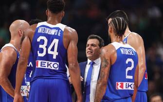 BELGRADE, SERBIA - AUGUST 25: Head coach Dimitris Itoudis (C) of Greece speaks to Giannis  Antetokounmpo (L) and Tyler Dorsey (R) during  the FIBA Basketball World Cup 2023 Qualifier game at Stark Arena on August 25, 2022 in Belgrade, Serbia. (Photo by Srdjan Stevanovic/Getty Images)