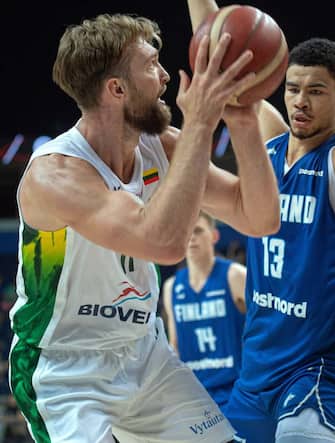 (220812) -- VILNIUS, Aug. 12, 2022 (Xinhua) -- Domantas Sabonis (L) of Lithuania competes with Olivier Nkamhoua of Finland during the preparation basketball match of the FIBA European Championship 2022 between Lithuania and Finland in Vilnius, Lithuania, on Aug. 11, 2022. (Photo by Alfredas Pliadis/Xinhua) - Xue Dongmei -//CHINENOUVELLE_0927054/2208120942/Credit:CHINE NOUVELLE/SIPA/2208120951