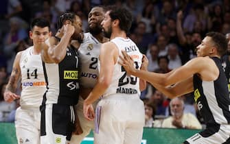 epa10595431 Partizan's Kevin Punter (2-L) confronts with Real Madrid's Sergio Llull (2-R) during the Euroleague basketball match between Real Madrid and Partizan Belgrade at Wizink Center in Madrid, Spain, 27 April 2023.  EPA/Juan Carlos Hidalgo