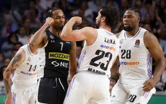 epa10595430 Partizan's Kevin Punter (L) confronts with Real Madrid's Sergio Llull (C) during the Euroleague basketball match between Real Madrid and Partizan Belgrade at Wizink Center in Madrid, Spain, 27 April 2023.  EPA/Juan Carlos Hidalgo