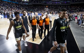 epa10595440 Partizan players and referees leave the court  after a Euroleague basketball match between Real Madrid and Partizan Belgrade at Wizink Center in Madrid, Spain, 27 April 2023.  EPA/Juan Carlos Hidalgo