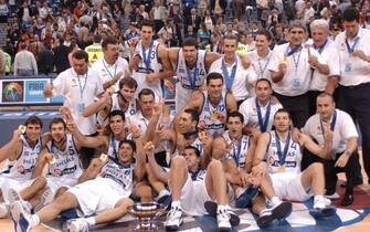 Greece celebrate after beating Germany 78-62 in the final of the European Championship at the Belgrade Arena, Belgarde, Serbia & Montenegro,on September 25, 2005. (Photo by Mansoor Ahmed/WireImage)