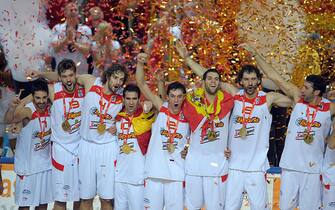Spain's players celebrate victory against Serbia in the 2009 European Basketball Championship in Katowice on September 20, 2009.  Spain won 85-63. AFP PHOTO/ JANEK SKARZYNSKI (Photo credit should read JANEK SKARZYNSKI/AFP via Getty Images)