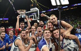Slovenia's guard Luka Doncic (2nd R) takes a selfie with the trophy after winnig the FIBA Eurobasket 2017 men's Final basketball match between Slovenia and Serbia at Sinan Erdem Sport Arena in Istanbul on September 17, 2017.  / AFP PHOTO / OZAN KOSE        (Photo credit should read OZAN KOSE/AFP via Getty Images)