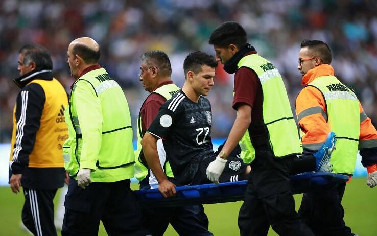 MEXICO CITY, MEXICO - OCTOBER 15: Hirving Lozano of Mexico leaves the pitch injured during the match between Mexico and Panama as part of the Concacaf Nations League at Azteca Stadium on October 15, 2019 in Mexico City, Mexico. (Photo by Hector Vivas/Getty Images)