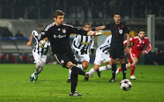 TURIN, ITALY - DECEMBER 08: Joerg Butt of Bayern executes a penalty kick to score the first goal of his team during the UEFA Champions League Group A match between Juventus Turin and FC Bayern Muenchen at Stadio Olimpico on December 8, 2009 in Turin, Italy.  (Photo by Vladimir Rys/Bongarts/Getty Images)