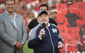 1178936509 ROSARIO, ARGENTINA - OCTOBER 29: Diego Armando Maradona coach of Gimnasia speaks after receiving a gift from the fans and executives of Newells before a match between Newell's Old Boys and Gimnasia y Esgrima La Plata at Marcelo Bielsa Stadium on October 29, 2019 in Rosario, Argentina. (Photo by Luciano Bisbal/Getty Images)