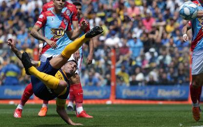 Tevez, grande gol in rovesciata all'Arsenal. VIDEO