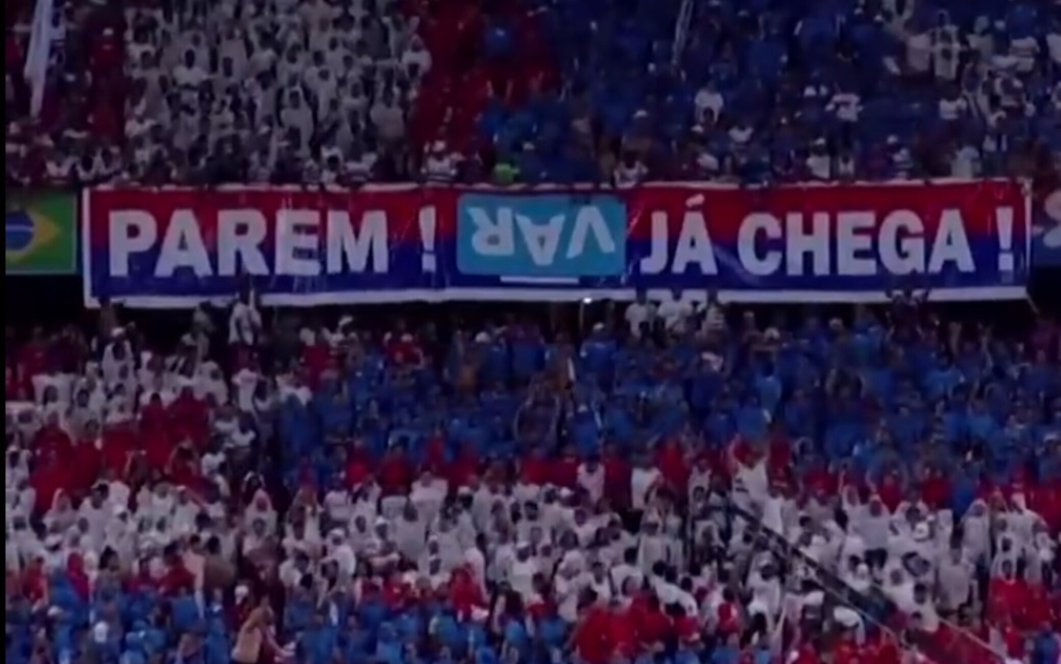 Striscione contro il Var