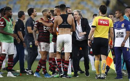 Flamengo-Vasco, Gabigol aggredito in campo. VIDEO