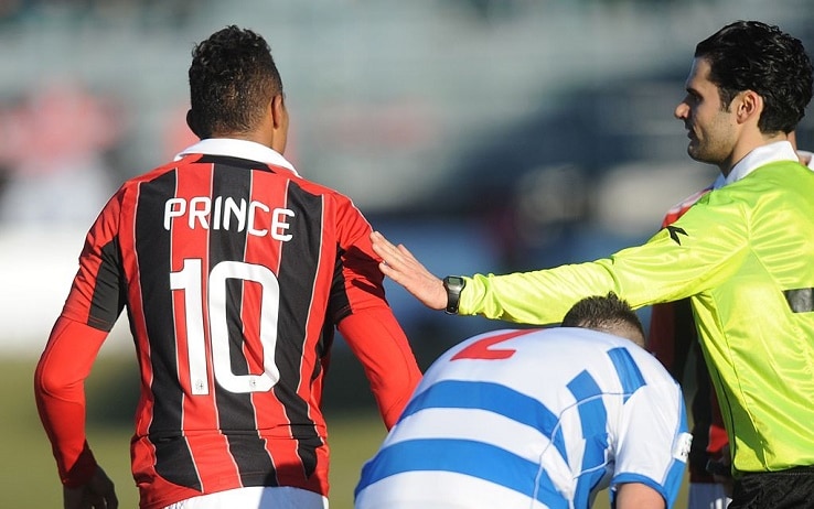 Boateng lascia il campo per protesta contro i cori razzisti in Pro Patria-Milan Ac Milan's Ghanaian defender Prince Kevin Boateng leaves the pitch during the friendly football match between Pro Patria and Ac Milan in Busto Arsizio on January 3, 2013. Boateng stormed off the pitch after racist chants from a group of fans on Thursday, forcing a friendly away game against fourth-tier club Pro Patria to be suspended. "Shame that these things still happen," the 25-year-old German-born Ghanaian player said on his Twitter account after the match was stopped in the 26th minute when he led his team off the pitch. Boateng picked up the ball, kicked it towards the stands and walked off the pitch in Pro Patria's home town of Busto Arsizio near Milan. AFP PHOTO / ALBERTO LINGRIA (Photo credit should read ALBERTO LINGRIA/AFP via Getty Images)