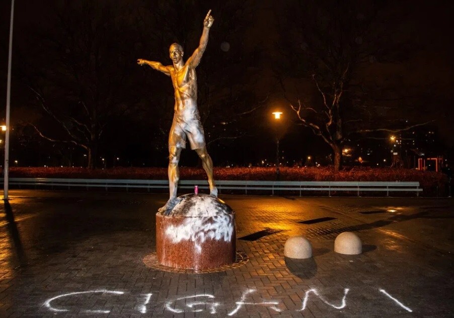La statua di Ibrahimovic imbrattata dai tifosi del Malmö