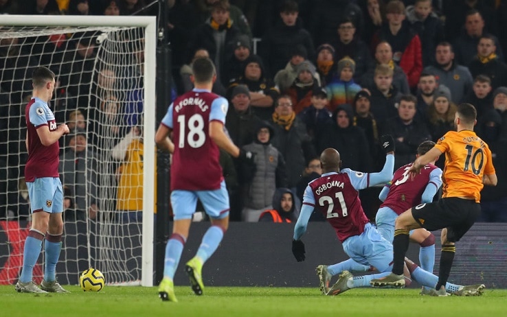 Patrick Cutrone realizza il 2-0 in Wolverhampton-West Ham WOLVERHAMPTON, ENGLAND - DECEMBER 04: Patrick Cutrone of Wolverhampton Wanderers scores his team's second goal during the Premier League match between Wolverhampton Wanderers and West Ham United at Molineux on December 04, 2019 in Wolverhampton, United Kingdom. (Photo by Catherine Ivill/Getty Images)