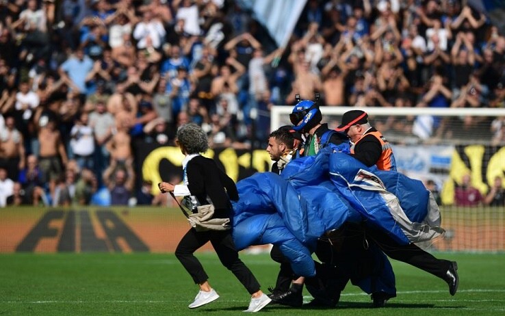 Il paracadutista bloccato dalla sicurezza dopo l'atterraggio sul prato del Mapei Stadium