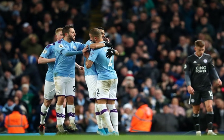 La festa dei giocatori del City dopo il pareggio di Mahrez MANCHESTER, ENGLAND - DECEMBER 21: Riyad Mahrez of Manchester City celebrates with teammates after scoring his team's first goal during the Premier League match between Manchester City and Leicester City at Etihad Stadium on December 21, 2019 in Manchester, United Kingdom. (Photo by Clive Brunskill/Getty Images)