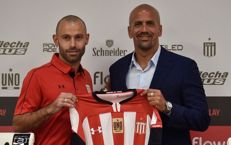 Juan Sebastian Veron presenta Javier Mascherano al suo arrivo all'Estudiantes
