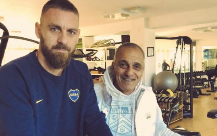 De Rossi mentre si allena a Roma con la felpa del Boca
