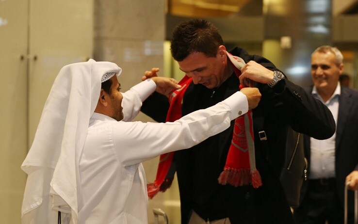 Mario Mandzukic indossa la sciarpa dell'Al-Duhail