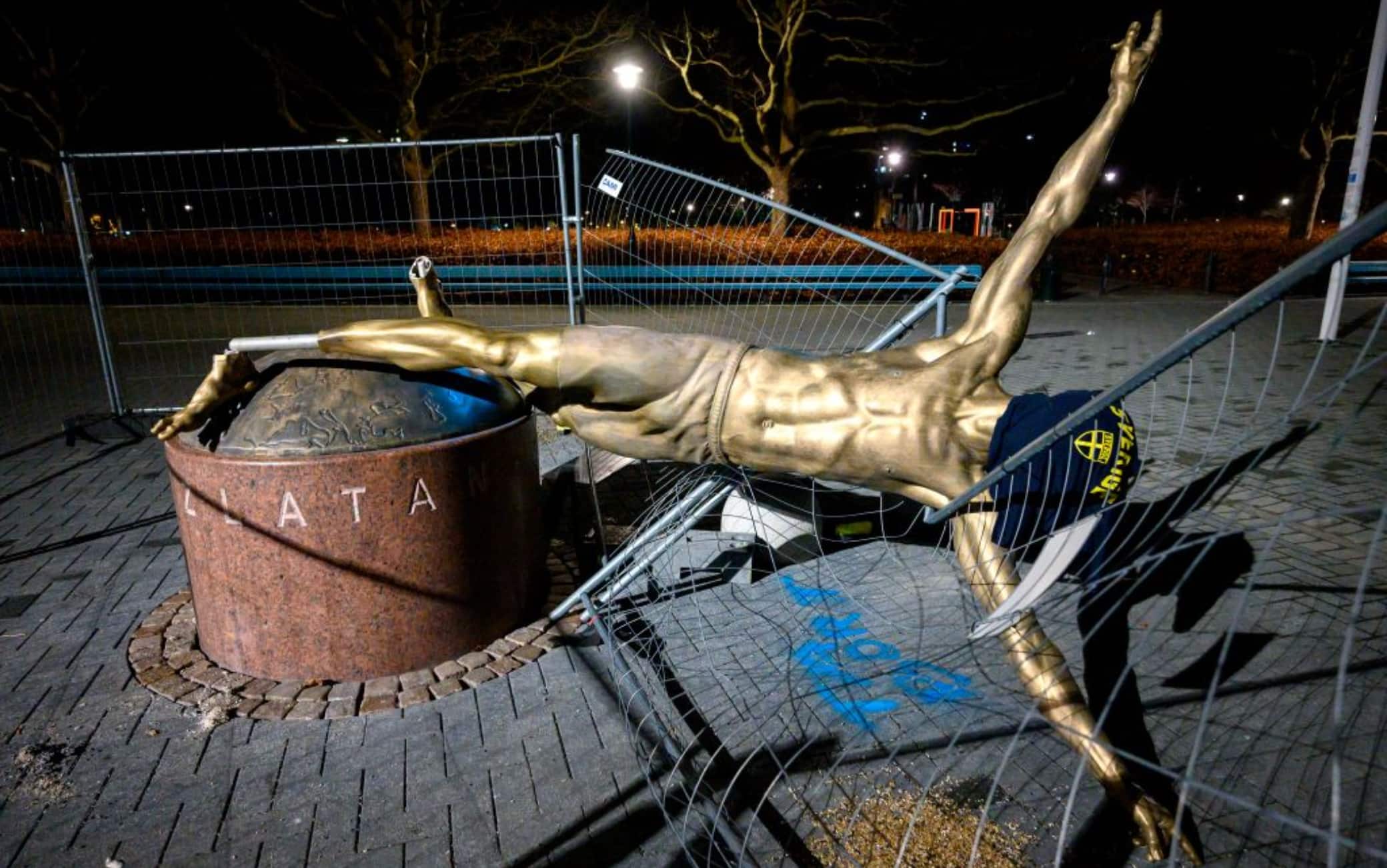 Ibra, statua vandalizzata