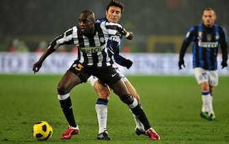 Juventus' French midfielder Mohamed Lamine Sissoko (front) challenges for the ball with Inter Milan's Argentine defender Javier Zanetti during their Italian Serie A football match at Olympic Stadium in Turin on  February 13, 2011. Juventus defeated Inter 1-0. AFP PHOTO / GIUSEPPE CACACE (Photo credit should read GIUSEPPE CACACE/AFP via Getty Images)