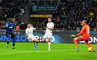 MILAN, ITALY - JANUARY 14:  Romelu Lukaku of FC Internazionale scores the opening goal during the Coppa Italia match between FC Internazionale and Cagliari Calcio at Stadio Giuseppe Meazza on January 14, 2020 in Milan, Italy.  (Photo by Alessandro Sabattini/Getty Images)