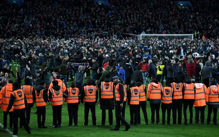 Aston Villa, la festa dei tifosi dopo l'accesso in finale di Coppa di Lega