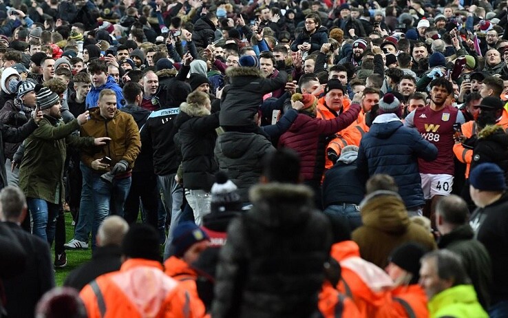 Aston Villa, la festa dei tifosi dopo l'accesso in finale di Coppa di Lega contro il Leicester