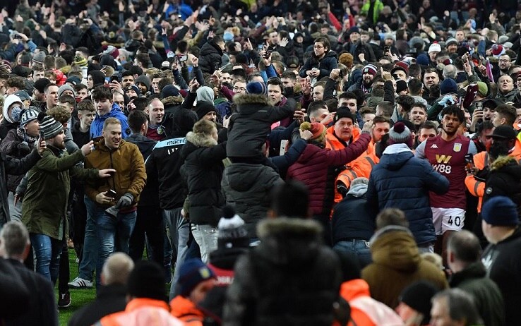 Aston Villa, la festa dei tifosi dopo l'approdo in finale di Coppa di Lega