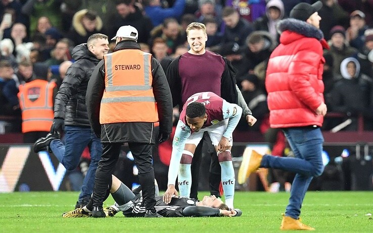 I giocatori dell'Aston Villa consolano i colleghi del Leicester dopo la vittoria