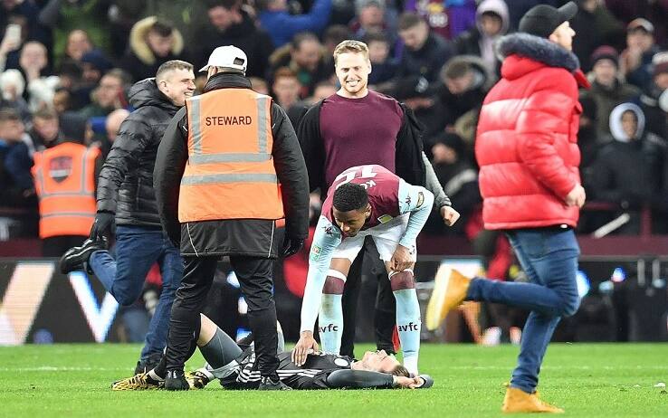I giocatori dell'Aston Villa consolano i colleghi del Leicester dopo la vittoria