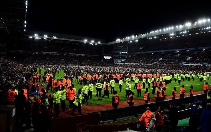 Aston Villa, migliaia dei tifosi in campo dopo l'accesso in finale di Coppa di Lega