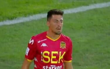 Prova a fermare attaccante lanciando scarpa VIDEO