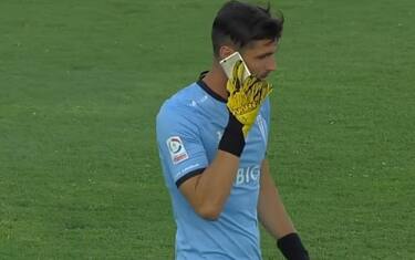 Smartphone in campo, il portiere risponde. VIDEO