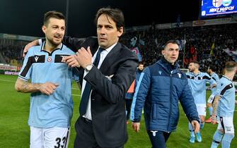 PARMA, ITALY - FEBRUARY 09: SS Lazio head coach Simone Inzaghi and Francesco Acerbi of SS Lazio celebrate a after the feating Parma Calcio the Serie A match between Parma Calcio and  SS Lazio at Stadio Ennio Tardini on February 09, 2020 in Parma, Italy. (Photo by Marco Rosi/Getty Images)