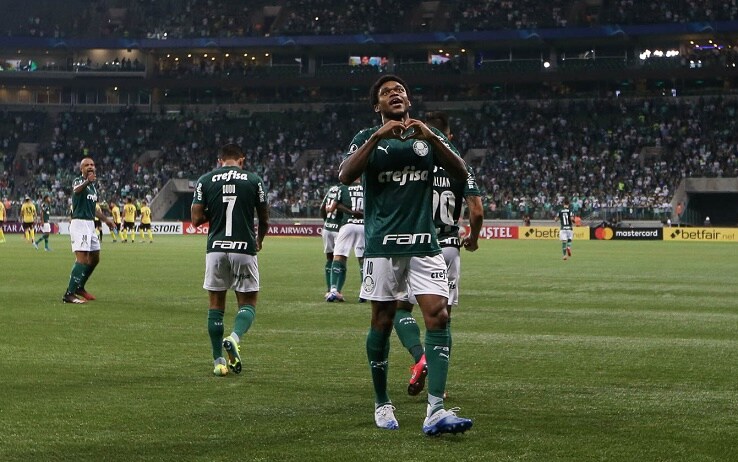 La festa di Luiz Adriano per la tripletta al Guaranì