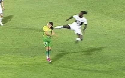 Follia Adebayor: calcio volante ad un avversario