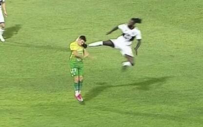 Follia Adebayor: calcio volante ad un avversario