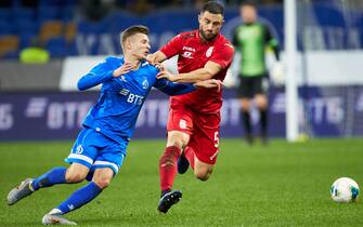 MOSCOW, RUSSIA - SEPTEMBER 16: Sebastian Szymanski of FC Dynamo Moscow Moscow and Bojan Jokic of FC Ufa vie for the ball during the Russian Football League match between FC Dynamo Moscow and FC Ufa at VTB Arena  Dynamo Central Stadium on September 16, 2019 in Moscow, Russia. (Photo by Epsilon/Getty Images)