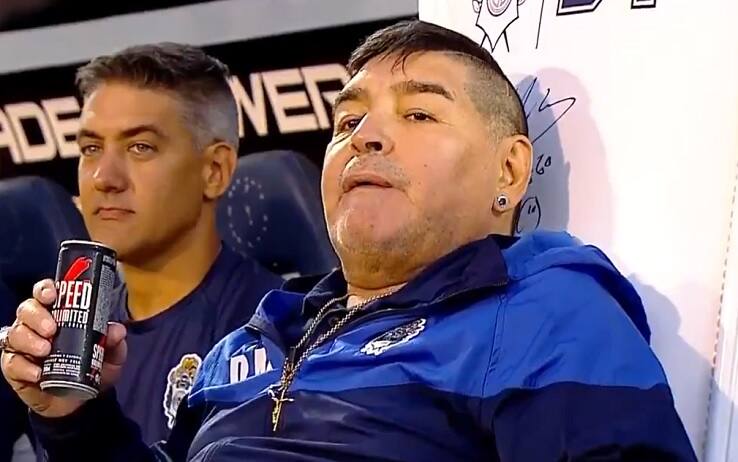 Maradona Nuovo Look E Capelli Rasati Durante L Isolamento Per Coronavirus Sky Sport