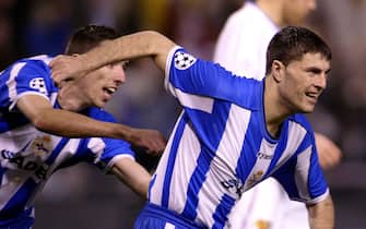 Deportivo de la Coruna's Diego Tristan (R) celebrates 25 February 2003, with teammate's Dutch Roy Makaay their first goal during their Champions League match group D  in Riazor stadium of La Coruna. AFP PHOTO/ JAVIER SORIANO. (Photo by Javier SORIANO / AFP) (Photo by JAVIER SORIANO/AFP via Getty Images)