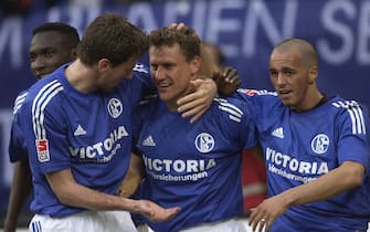 MUNICH - APRIL 13:  Ebbe Sand of Schalke celebrates scoring the 2nd goal with (l) Sven Vermant and (r) Sergio Pinto during the Bundesliga match between FC Schalke 04  and FC Energie Cottbus on April 13, 2003 at The Arena Aufschalke in Gelsenkirchen, Germany.  (Photo by Stuart Franklin/Getty Images)