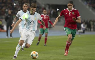 epa07465629 Moroccan player ACHRAF HAKIMI (R) is competing for the ball with Argentine player GONZALO MONTIEL (L) during the International Friendly soccer match between Morocco and Argentina at Ibn Battuta stadium in Tangier, Morocco, 26 March 2019.  EPA/JALAL MORCHIDI